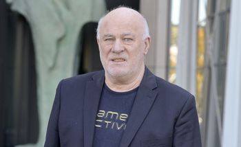 Śpiewa "Wypijmy za błędy". Trochę ich już popełnił