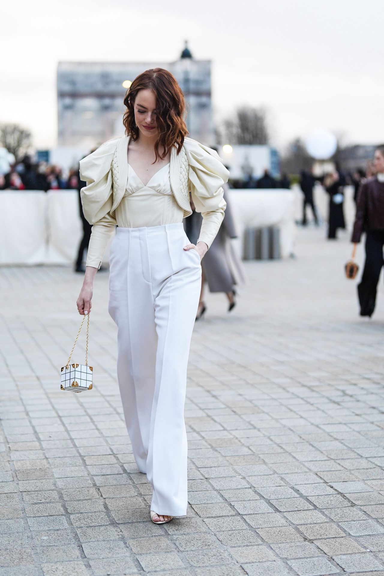 Emma Stone w drodze na pokaz Louis Vuitton 