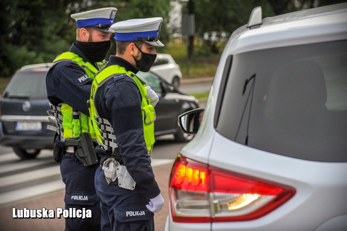 Policjanci mogą na miejscu zatrzymać prawo jazdy, ale w poważniejszych przypadkach to sąd orzeka o zakazie prowadzenia pojazdów.
