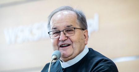 Koronawirus w Polsce. Sklepik ojca Tadeusza Rydzyka sprzedaje maseczki ochronne i przyłbice