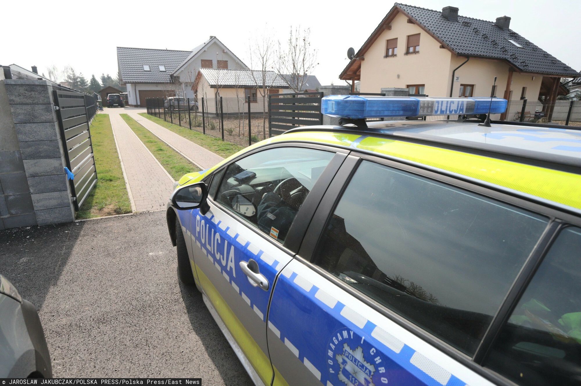 Domowa strzelanina w podwroc?awskich Prusicach
29.03.2025 WROCLAW
GAZETA WROCLAWSKA
DOLNY SLASK, PRUSICE POD TRZEBNICA, UL. SOSNOWA 18, FUNKCJONARIUSZ STRAZY WIEZIENNEJ STRZELAL DO RODZINY. DWIE OSOBY NIE ZYJA: JEGO CORKA I TESCIOWA, DWIE SA CIEZKO RANNE W STANIE KRYTYCZNYM, 
JAROSLAW JAKUBCZAK/POLSKA PRESS
MIEJSCE TRAGEDII POLICJA DOM SLEDCZY ROWEREK
JAROSLAW JAKUBCZAK/POLSKA PRESS