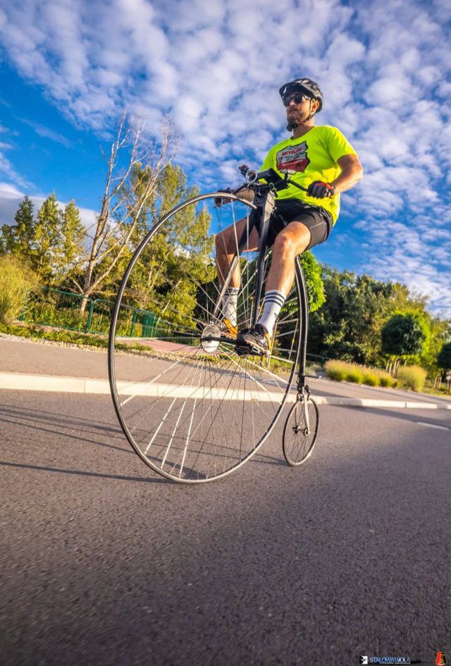 Jedzie bicyklem dookoła Polski, aby zebrać pieniądze na leczenie chorej córeczki. Właśnie dotarł do Lublina (zdjęcia)