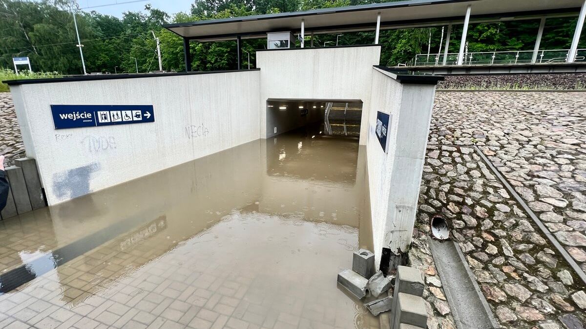 Zalane dojście na peron przystanku PKP Lublin Zachodni