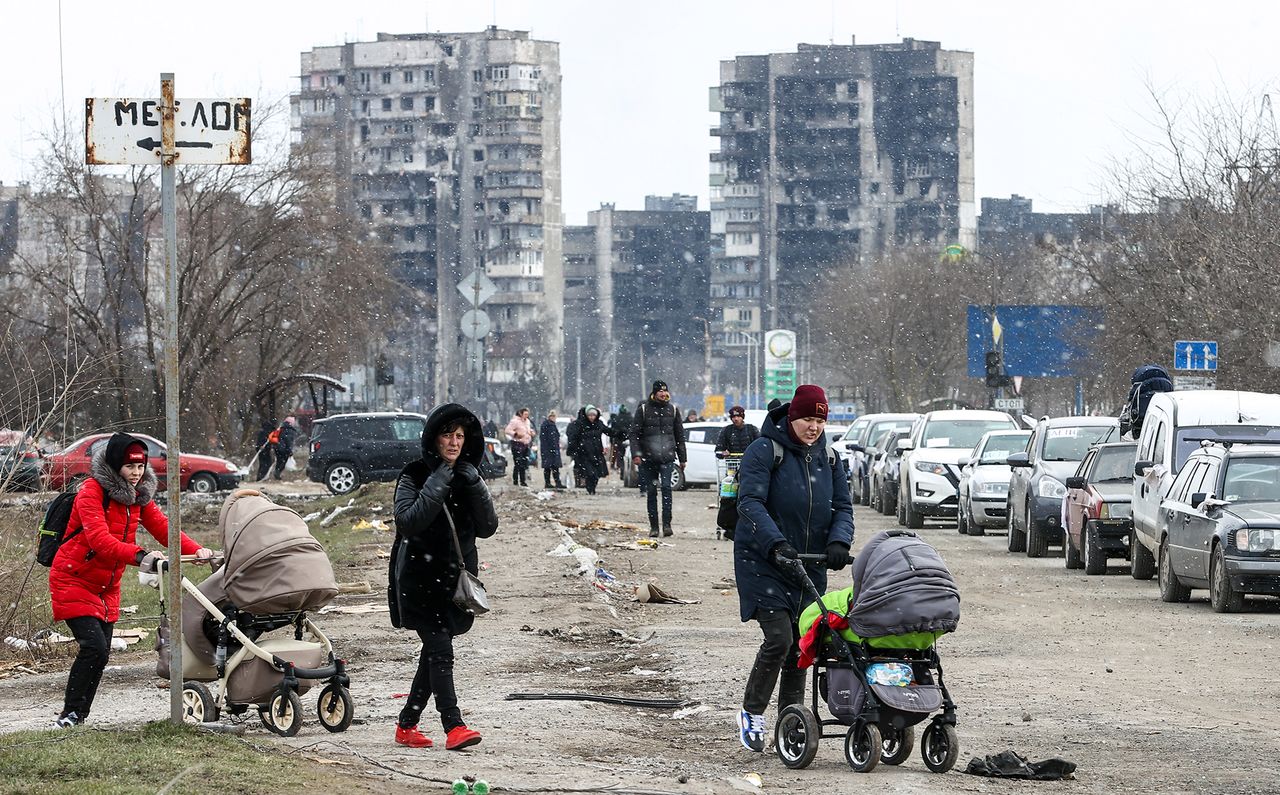 Wojna w Ukrainie. Ludzie w zniszczonym Mariupolu próbują znaleźć spokój