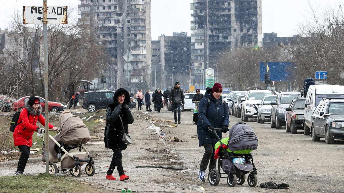 Wojna w Ukrainie. Ludzie w zniszczonym Mariupolu próbują znaleźć spokój 1