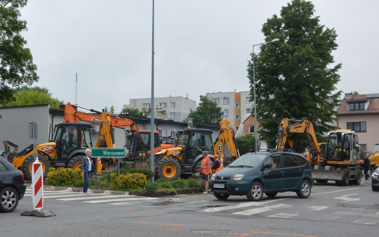 Ruszyła przebudowa ulic w centrum Końskich. Zadanie ma kompleksowo uporządkować komunikację drogową. Zobacz zdjęcia