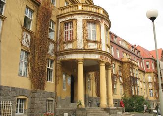 Koronawirus. W szpitalu w Kowarach obok seniorów w najcięższym stanie mają leczyć zakażonych COVID-19