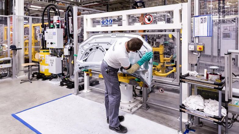 Zakłady produkcyjne Volkswagen Poznań po 5 tygodniach powoli wracają do pracy