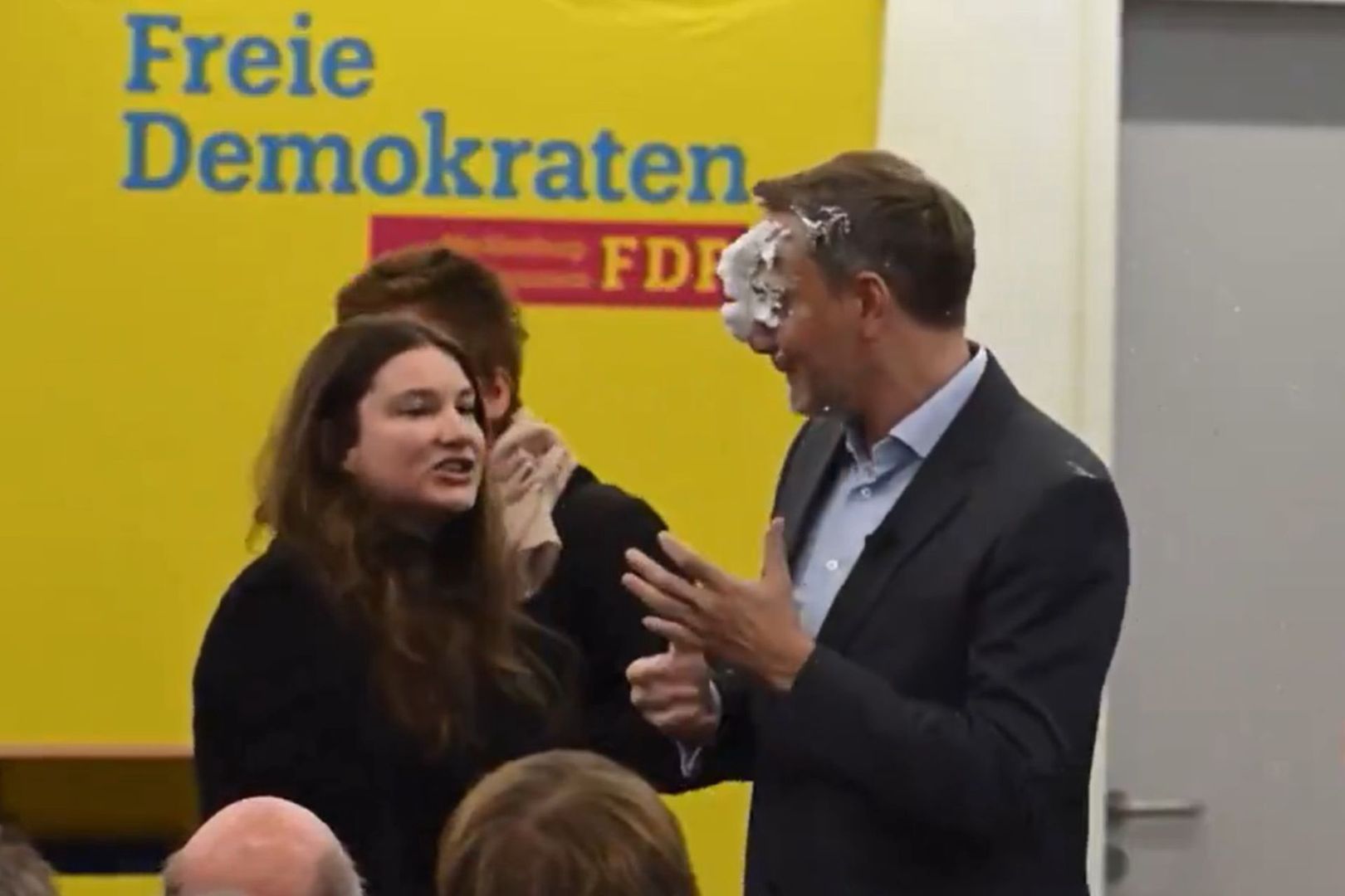 Incydent podczas wiecu w Niemczech. Christian Lindner obrzucony pianą