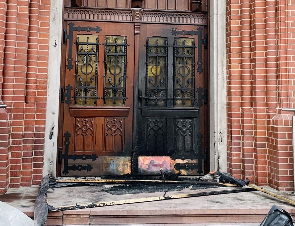Spalone drzwi parafii w Dąbrowie Górniczej
