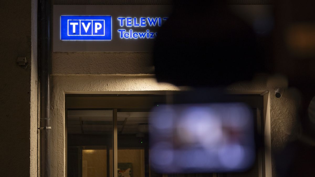 People are seen protesting against government media reforms in front of the public broadcaster TVP Info in Warsaw, Poland on 27 December, 2023. Management of public media institutions have been dismissed by the newly elected Donald Tusk led government on December 20th leading to protests as well as the occupying of media institutions by opposition MPs. Public media in the last eight years had been used as a government mouthpiece by the Eurosceptic Law and Justice party. (Photo by Jaap Arriens/NurPhoto via Getty Images)