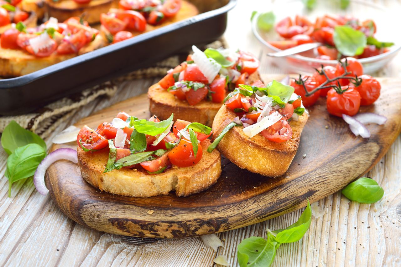 Chrupiąca bruschetta z bazylią. Lekka przystawka na wyciągnięcie ręki