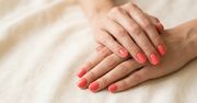 "Coral nails" idealne na lato. Alternatywa dla clean girl manicure