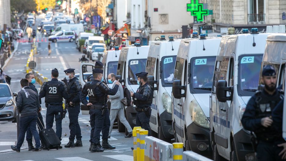 Policja rozmieszczona wokół Uniwersytetu Sorbona podczas narodowego hołdu dla zabitego nauczyciela Samuela Paty'ego, 21 października 2020 r., Paryż 