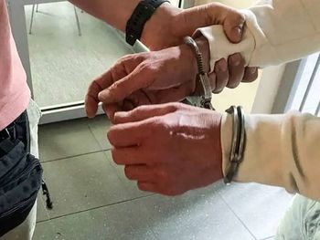 Zobaczył policjantów i zaczął uciekać. Miał powód