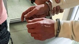 Zobaczył policjantów i zaczął uciekać. Miał powód