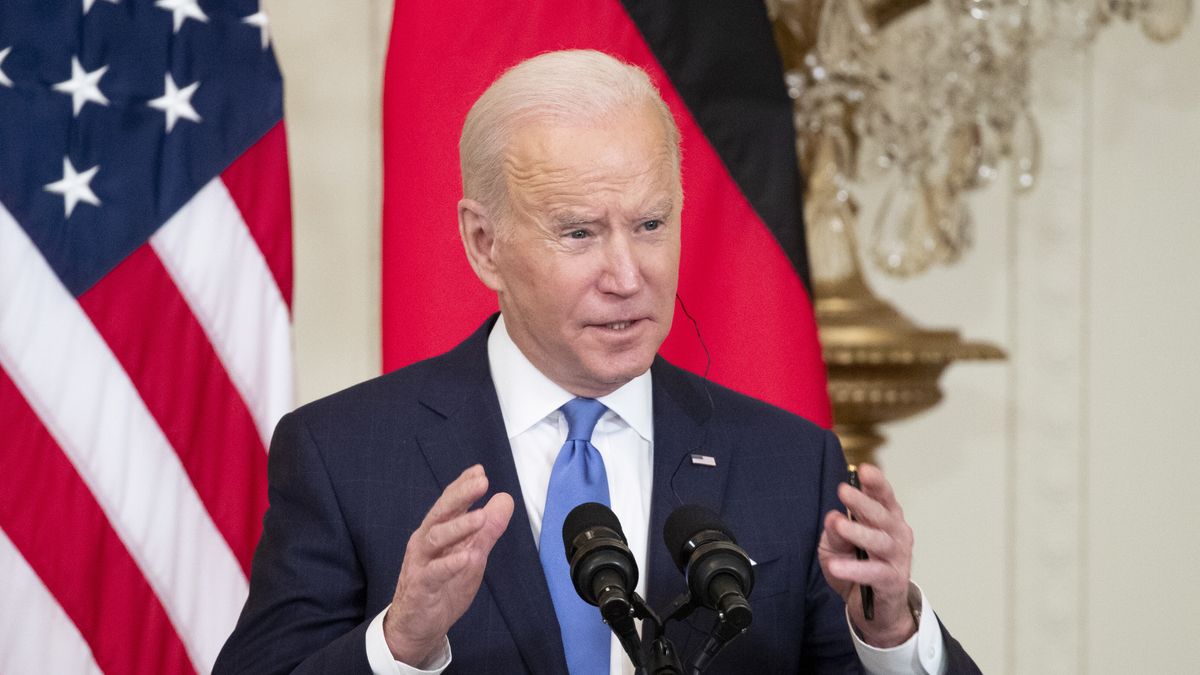 Joe Biden podczas poniedziałkowego spotkania z kanclerzem Niemiec Olafem Scholzem 