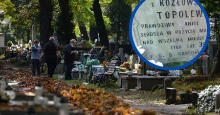 Wulgarne sentencje i sarkazm. Czy za napisy na nagrobkach można dostać mandat?