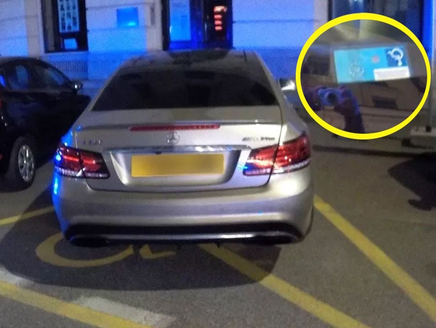 Warszawa. Kierowca mercedesa skserował kartę od dziadka i parkował na miejscach dla niepełnosprawnych