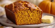 To będzie hit jesiennych śniadań. Poznaj przepis na chlebek dyniowy
