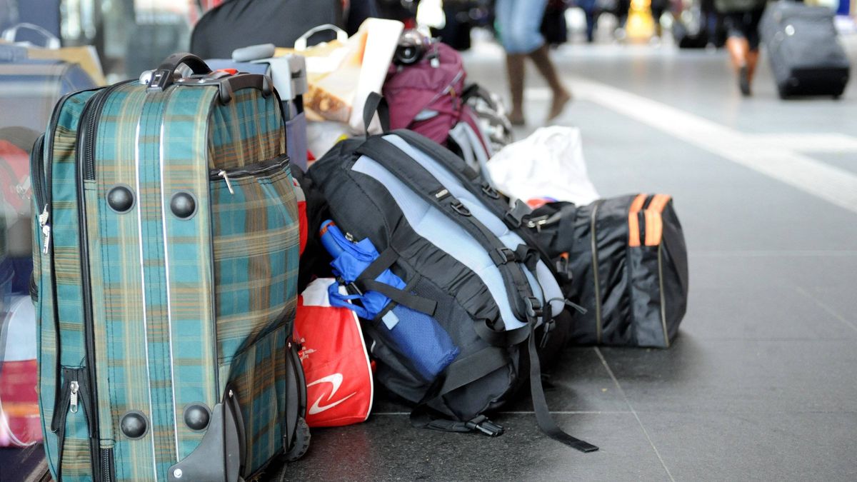 Kobieta ukryła córkę w walizce. Zdjęcie ilustracyjne