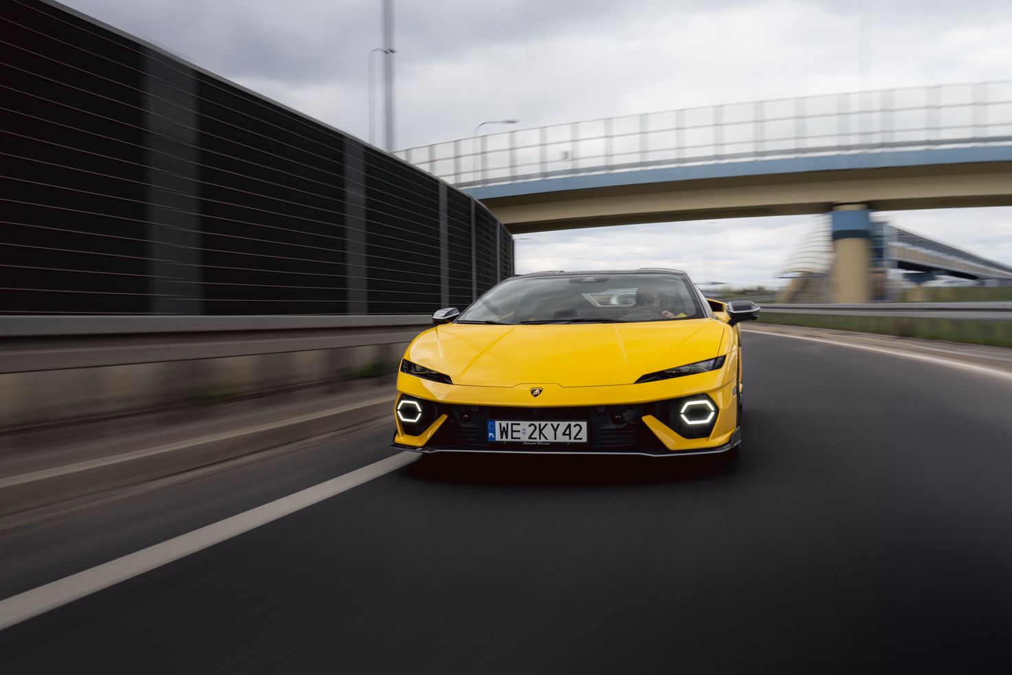 Test: Lamborghini Temerario to superauto do miasta. Dziewięćsetkonny sportowiec z dziką kartą do stref czystego transportu