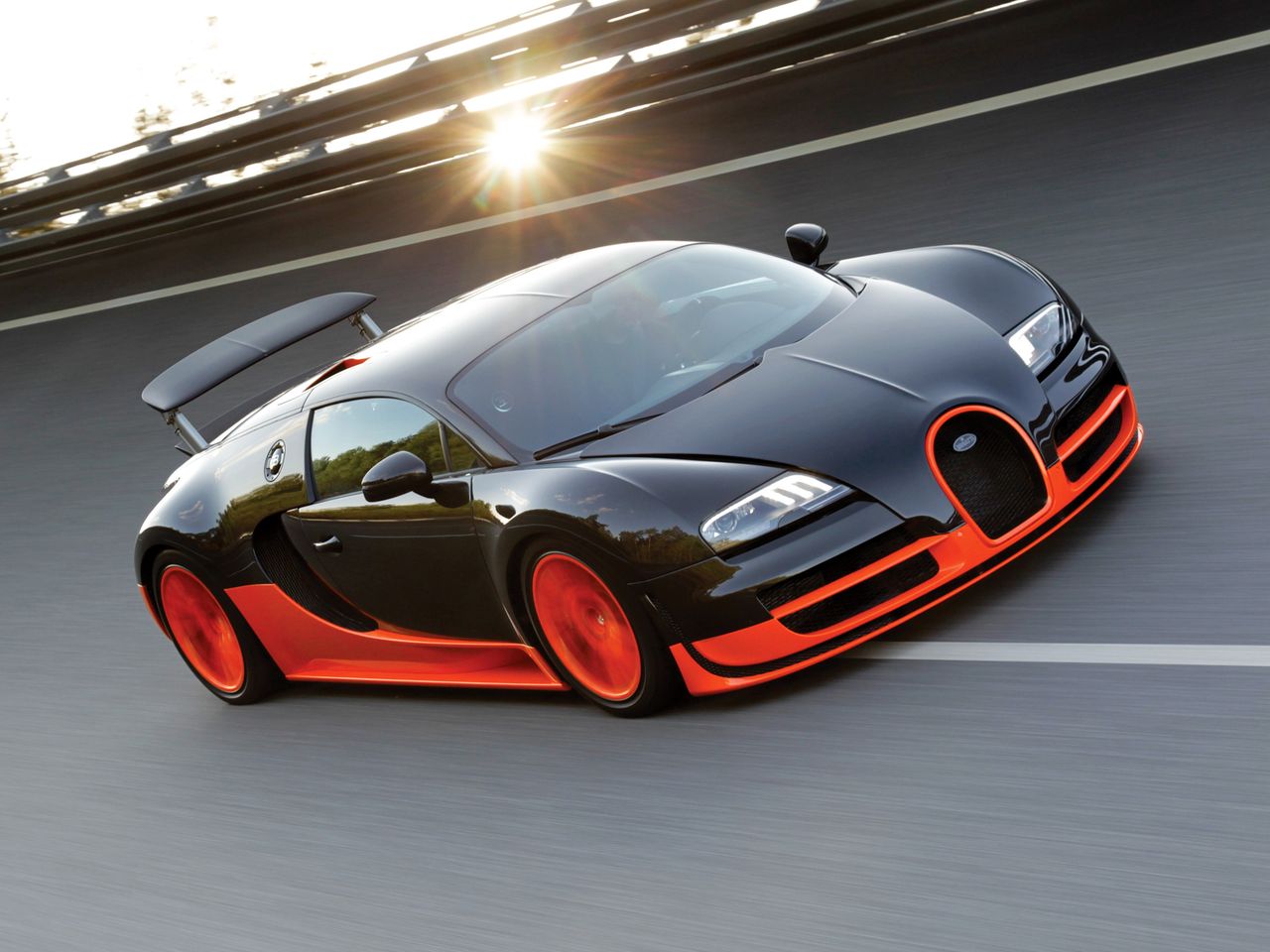 W 2010 roku Bugatti znów wybiło się ponad konkurencję. Wzmocniony Veyron Super Sport osiągnął 431 km/h, tym samym ponownie podnosząc poprzeczkę. Osiągnięcie tej prędkości było możliwe dzięki 1200 KM i 1500 Nm. Produkcja Super Sporta została ograniczona do 30 egzemplarzy. 5 sztuk to wersje World Record Edition, które zostały pomalowane na czarno w górnej części, a w dolnej na pomarańczowo.