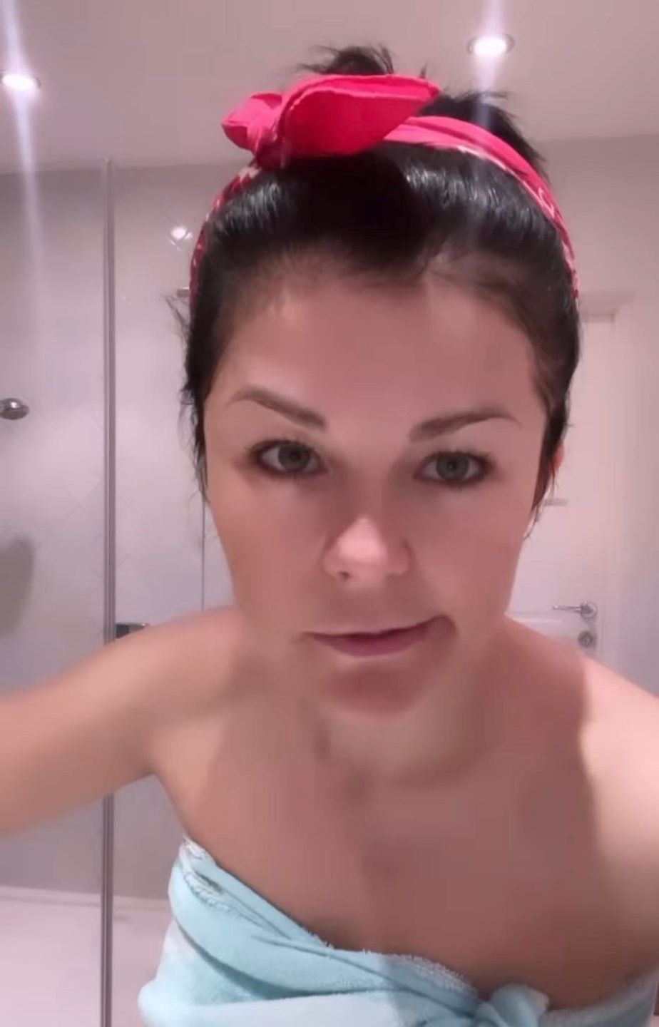 Katarzyna Cichopek w samym ręczniku i bez makijażu