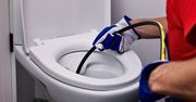 Hydraulicy nie chcą, byś znał ten trik. Włóż węża do toalety