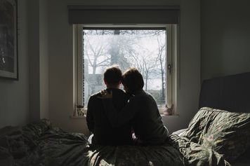 Ból podczas zbliżenia? Tych objawów nie należy lekceważyć