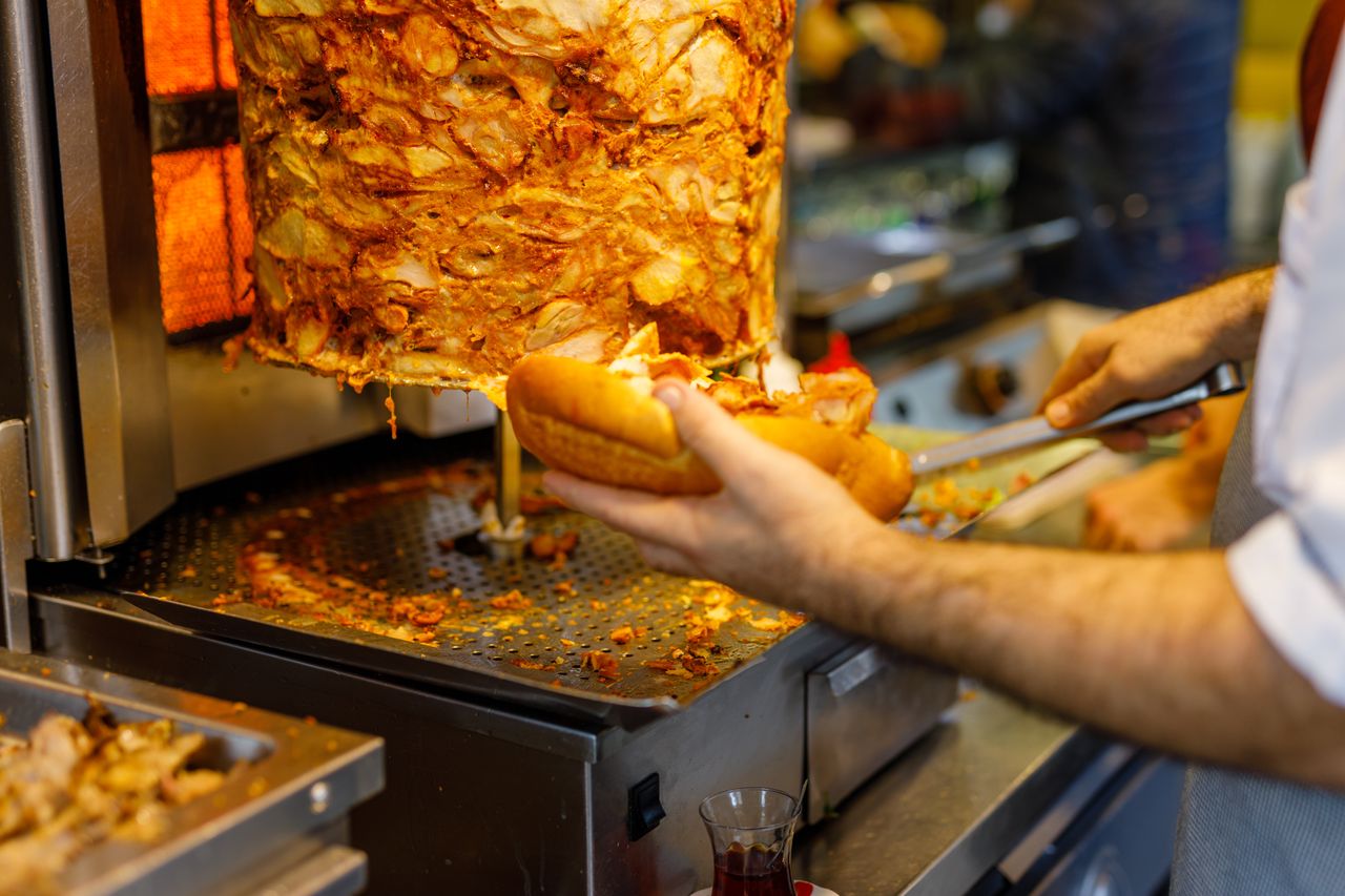 Cztery razy włamał się do kebaba. Wyniósł 75 kg mięsa i pomroził