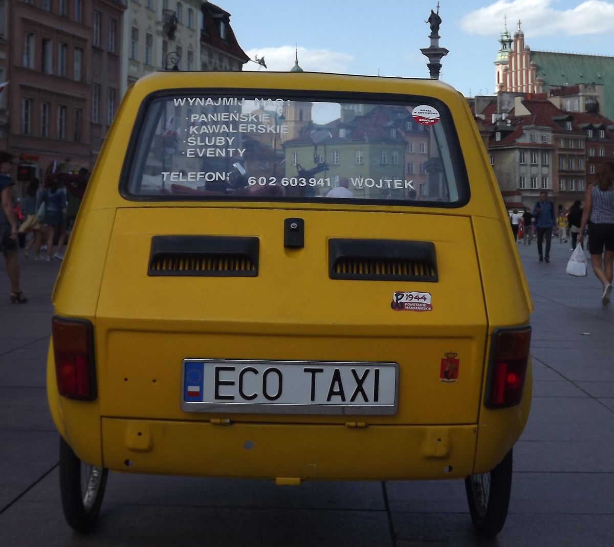 Nietypowy "maluch". Jeździ po Warszawie bez paliwa