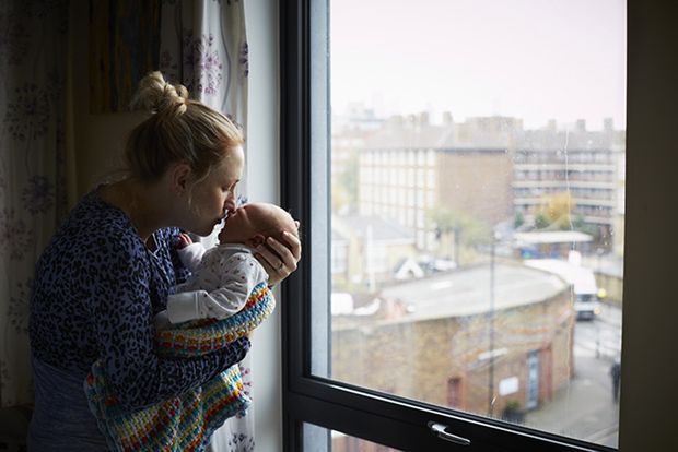 Idąc tym tropem narodził się pięcioletni projekt cyklu portretów matek z ich niemowlakami - „One day young". 150 fotografii ukazuje macierzyństwo w jego najwcześniejszej, intymnej fazie.