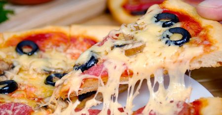 Mała pizza pepperoni na tradycyjnym cieście (Pizza Hut)