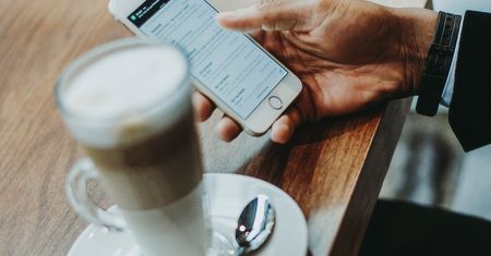 Nie wiedzą jaki mają smartfon i chwalą 5G, choć jest niedostępne. Ciekawe wyniki badania z USA