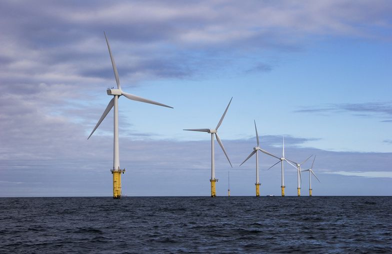 Pierwszy prąd z wiatraków na morzu popłynie w 2025 r. - obiecuje spółka.