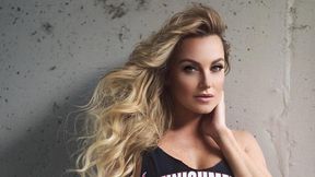 Głęboki dekolt partnerki gwiazdy MMA zrobił furorę. To była ring girl UFC