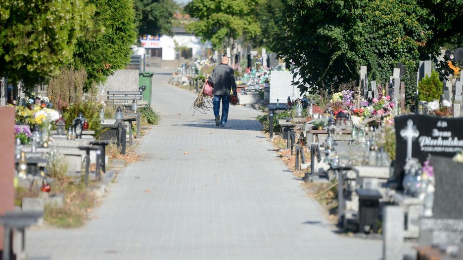 Warto zabierać dzieci idąc na cmentarz