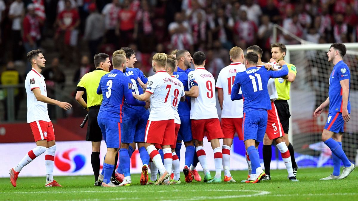 Dyskusja między zawodnikami w przerwie meczu Polska - Anglia 