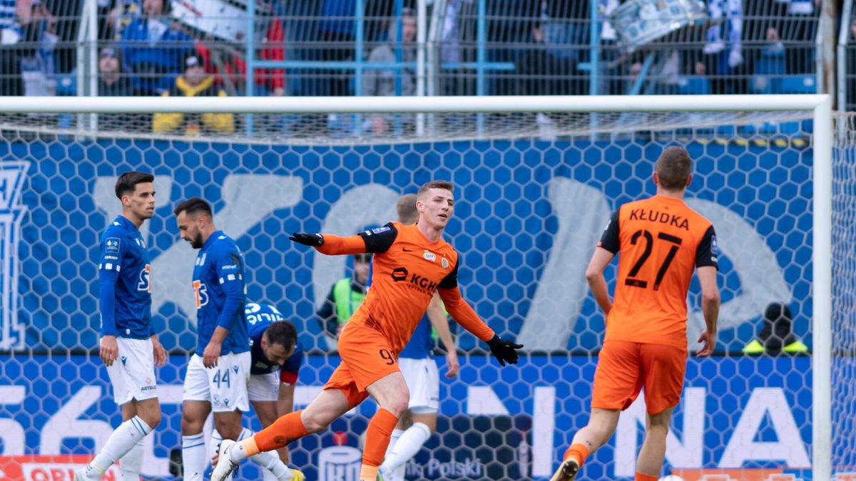 Zawodnik Zagłębia Lubin Dawid Kurminowski (C) cieszy się z gola podczas meczu piłkarskiej Ekstraklasy z Lechem Poznań