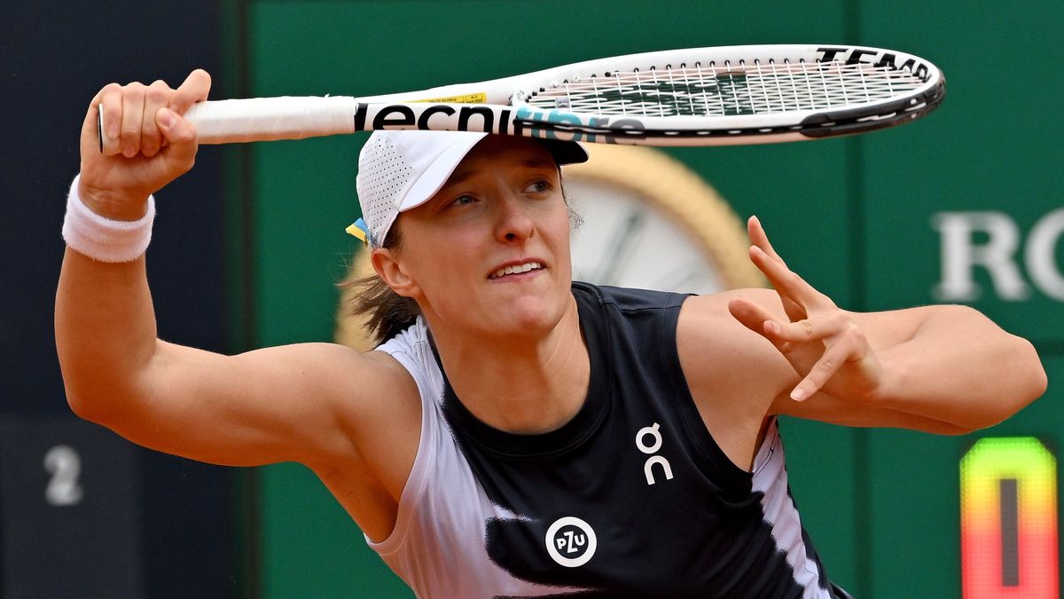Iga Swiatek of Poland in action during her women's singles fourth round match against Donna Vekic of Croatia (not pictured) at the Italian Open tennis tournament in Rome, Italy, 16 May 2023. EPA/ETTORE FERRARI Dostawca: PAP/EPA.