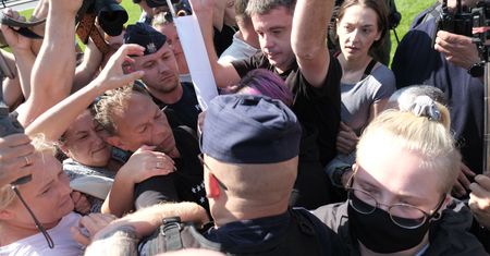 Warszawa. Awantura przed pomnikiem smoleńskim. Wojskowi zabrali wieniec