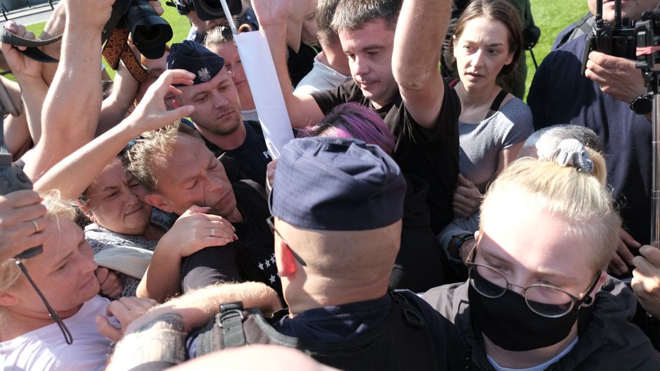 Warszawa. Awantura przed pomnikiem smoleńskim. Wojskowi zabrali wieniec