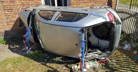 Wypadek w Niezdowie. Rozpędzona skoda dachując, wpadła w dom