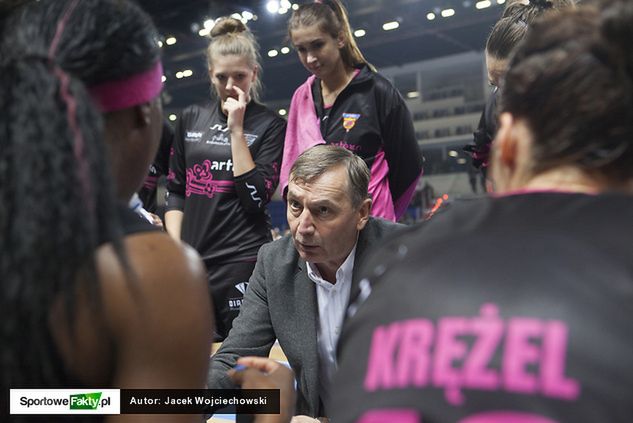 Trener Tomasz Herkt uczula swoje zawodniczki, jak ważna w koszykówce jest obrona