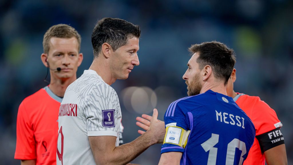 Getty Images / Marvin Ibo Guengoer - GES Sportfoto / Na zdjęciu: Robert Lewandowski i Lionel Messi