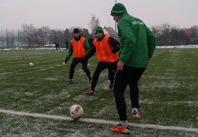 W środę przed południem warciarze trenowali na boisku ze sztuczną nawierzchnią. Od lewej: Mateusz Maruniak, Błażej Nowak, Michał Grzesiek (fot. Warta Poznań)