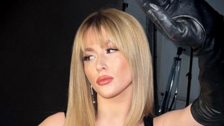 Roksana Węgiel pozuje na łodzi w kusym topie