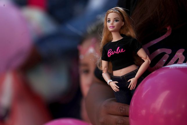 A person holds a Barbie doll during an event for the film 'Barbie', in La Paz, Bolivia, 22 July 2023. A 'pink tide' began in the Plaza Bolivia to walk together to the cinema to see the long-awaited movie of the world's best-known doll. EPA/LUIS GANDARILLAS Dostawca: PAP/EPA.