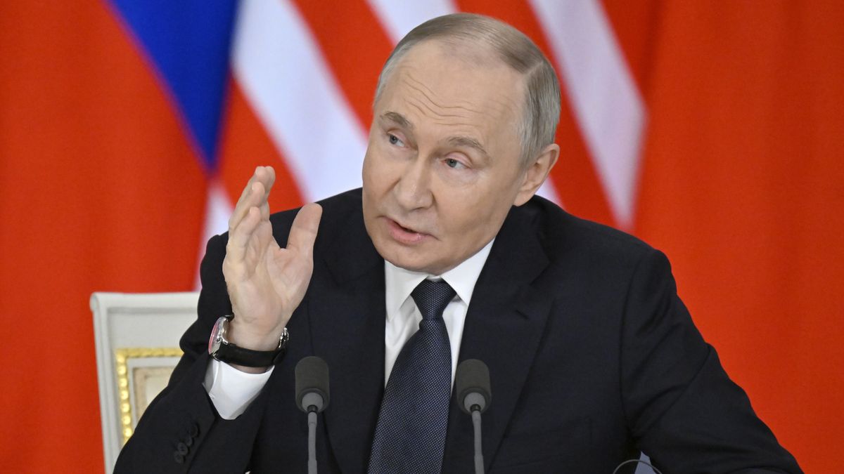 Russian President Vladimir Putin speaks during a joint media statement with Malaysia's prime minister following their talks at the Kremlin in Moscow, Russia, 14 May 2025. The Malaysian prime minister is on an official visit to Moscow. EPA/ALEXANDER NEMENOV / POOL Dostawca: PAP/EPA.